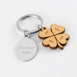 Porte clé personnalisé médaille gravée ovale acier et breloque bois trèfle