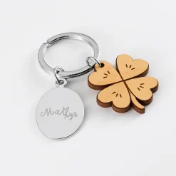 Porte clé personnalisé médaille gravée ovale acier et breloque bois trèfle