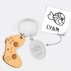 Porte clé personnalisé médaille gravée ovale acier et breloque bois jeux vidéo
