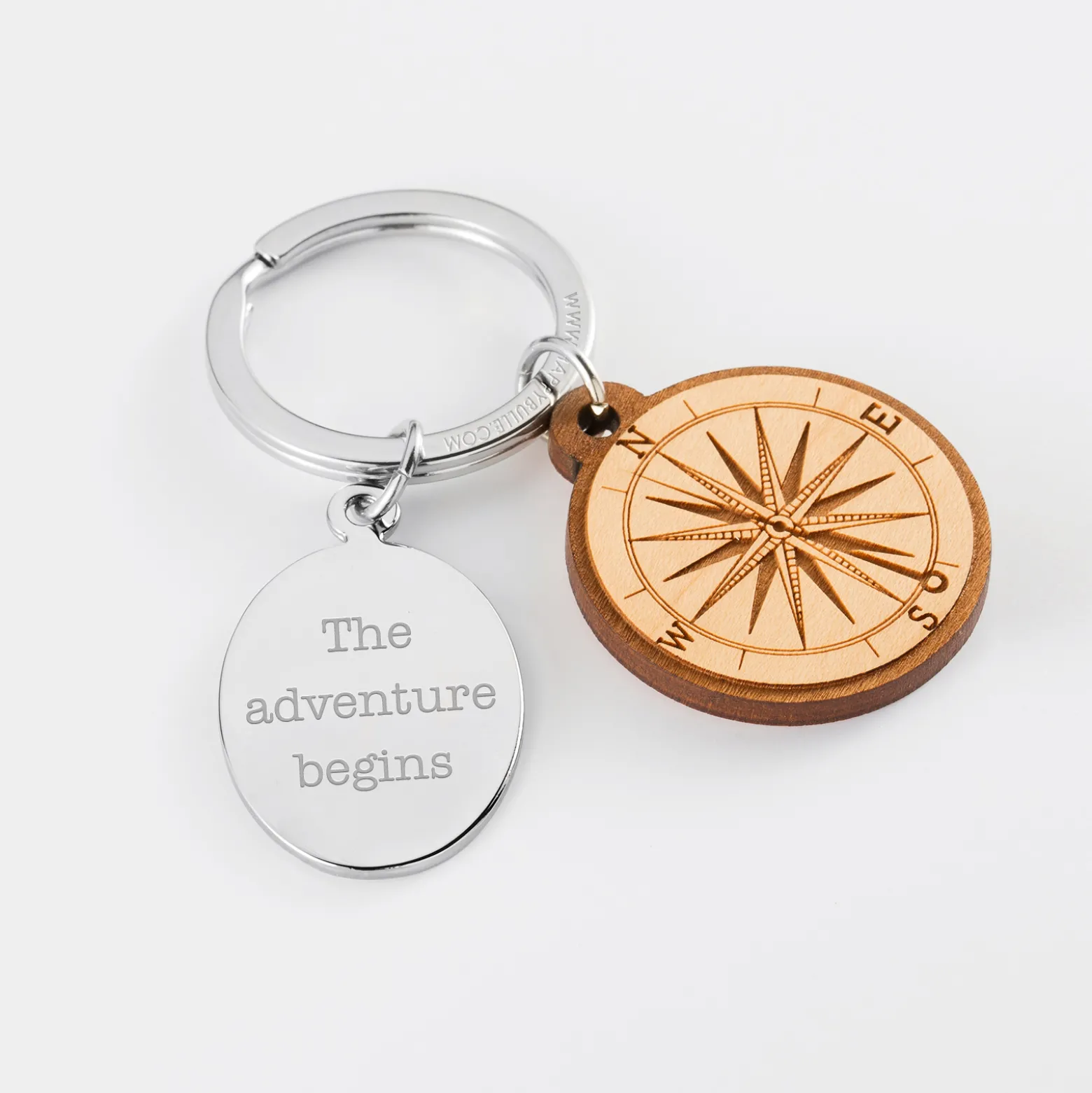 Porte clé personnalisé médaille gravée ovale acier et breloque bois boussole