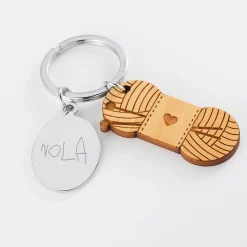 Porte clé personnalisé médaille gravée ovale acier et breloque bois pelote de laine