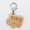 Porte-clés gravé bois médaille coeur 47x50 mm - édition spéciale "maman d'amour"