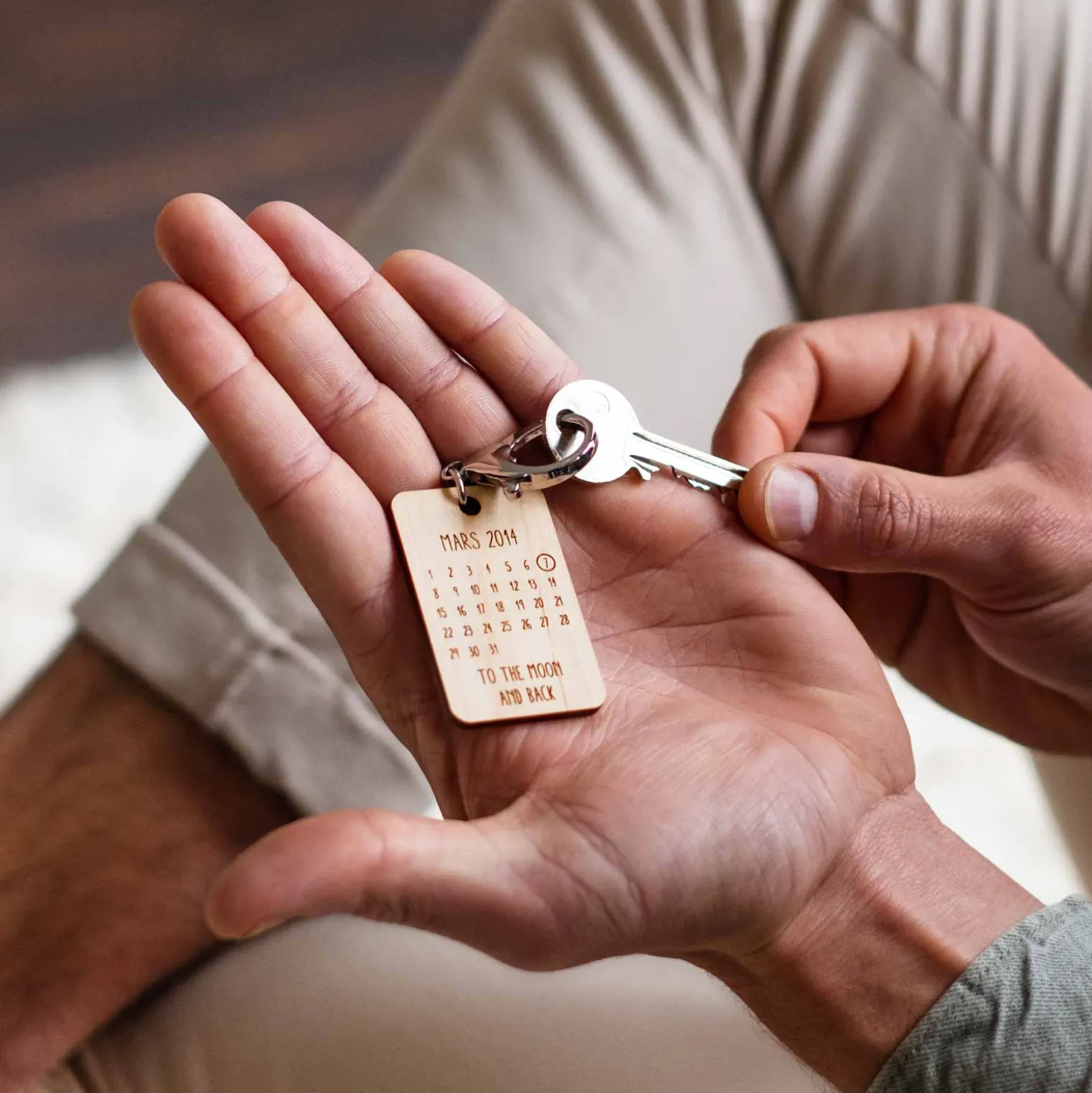 Porte-clés personnalisé calendrier médaille gravée bois