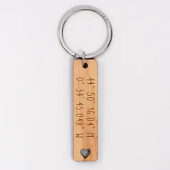 Porte-clés personnalisé "coordonnées géographiques" médaille gravée bois plaque 16x66 mm