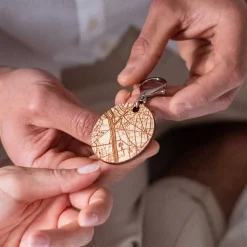Porte-clés personnalisé gravé bois médaille ronde 50 mm "Géo map"