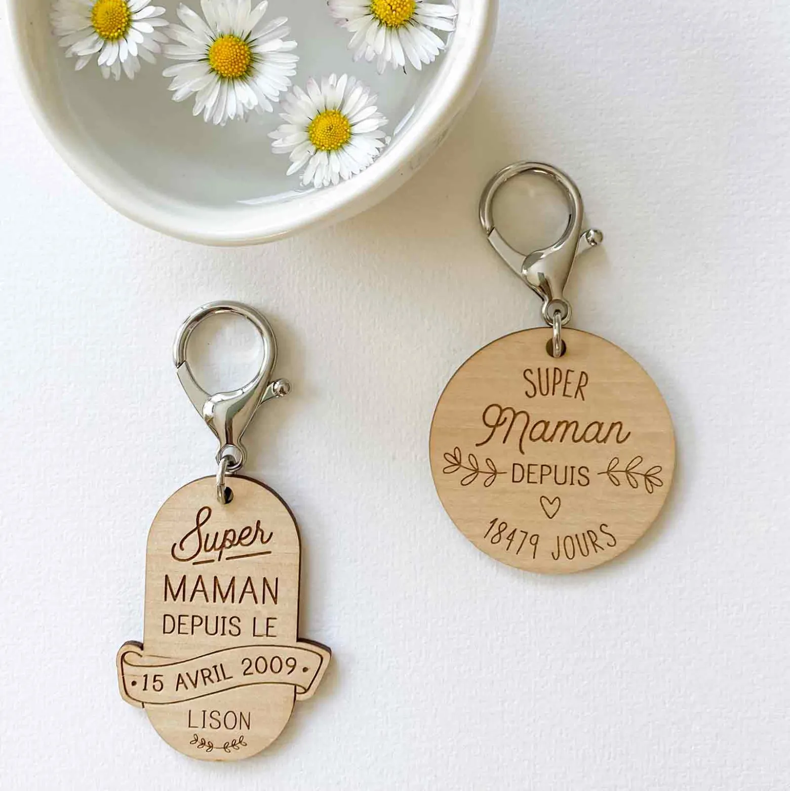 Porte-clés personnalisé gravé bois médaille ovale 58x43 mm - "Super maman depuis"