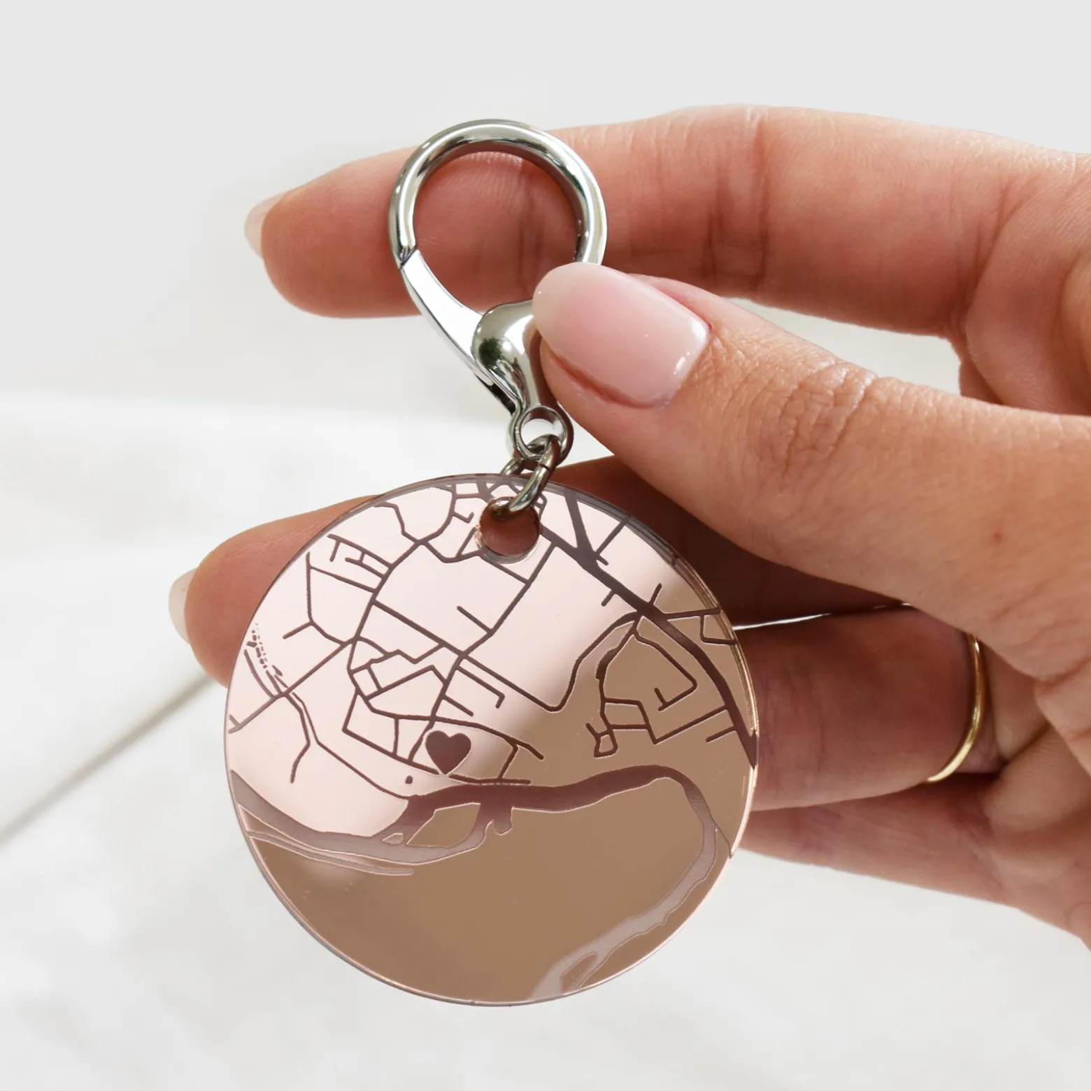 Porte-clés personnalisé gravé acrylique miroir rose gold médaille ronde 50 mm "Géo map"