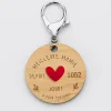 Porte-clés personnalisé gravé bois médaille 50 mm "Meilleure mamie depuis..." et coeur acrylique rouge