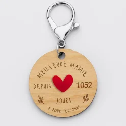 Porte-clés personnalisé gravé bois médaille 50 mm "Meilleure mamie depuis..." et coeur acrylique rouge