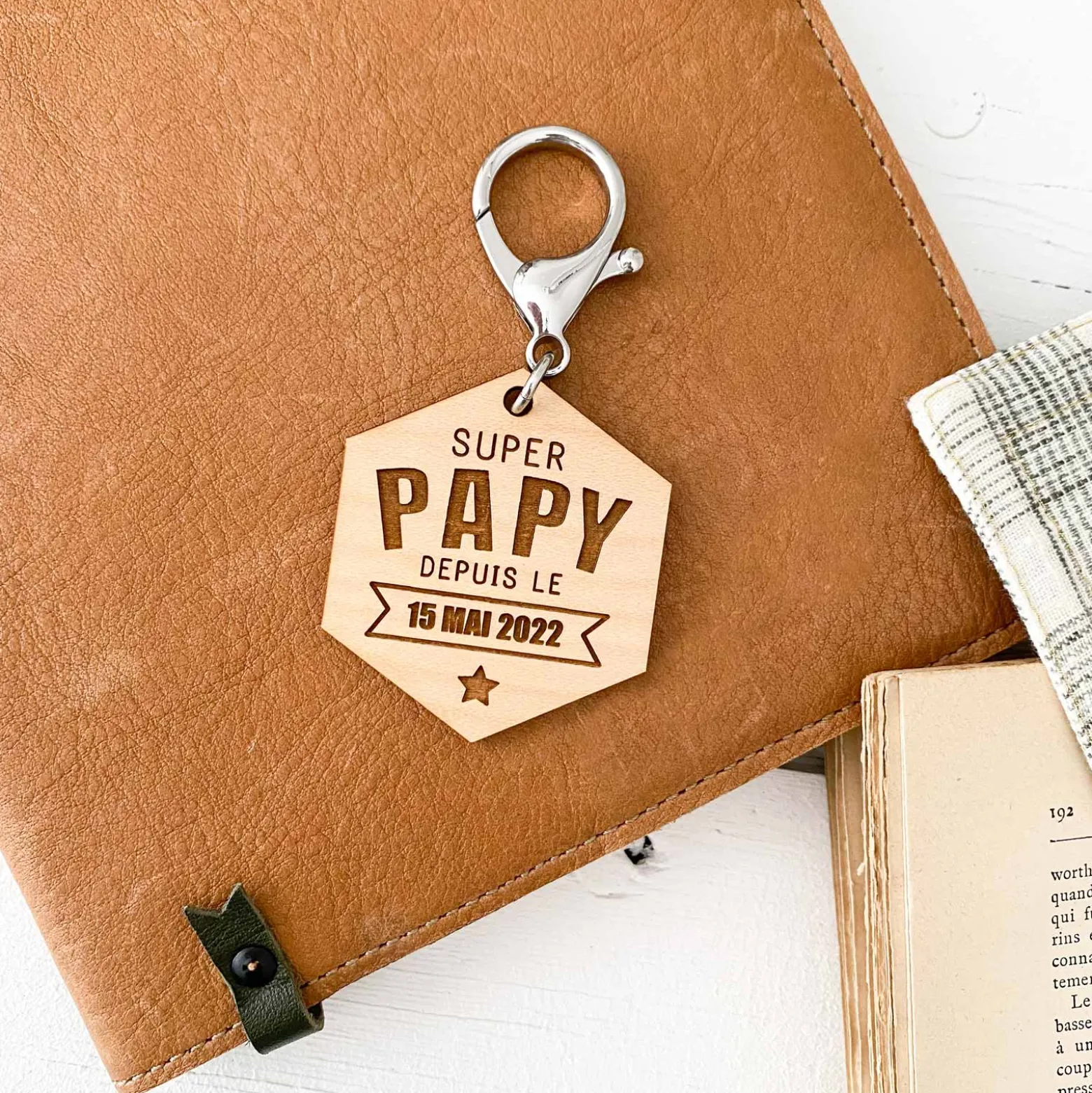 Porte-clés personnalisé gravé bois médaille hexagone 52x45 mm - "Super papy depuis"