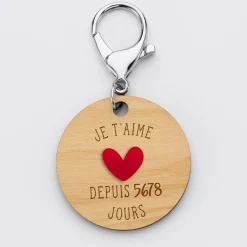 Porte-clés personnalisé gravé bois médaille 50 mm "Je t'aime depuis..." et coeur acrylique rouge
