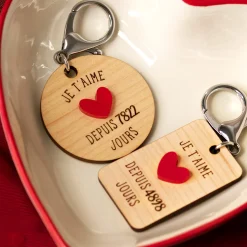 Porte-clés personnalisé gravé bois médaille 50 mm "Je t'aime depuis..." et coeur acrylique rouge