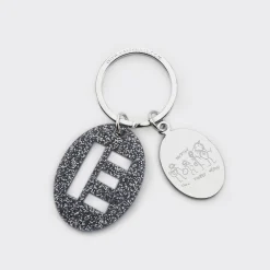 Porte-clés personnalisé médaille gravée ovale acier et breloque initiale acrylique pailleté bleu nuit