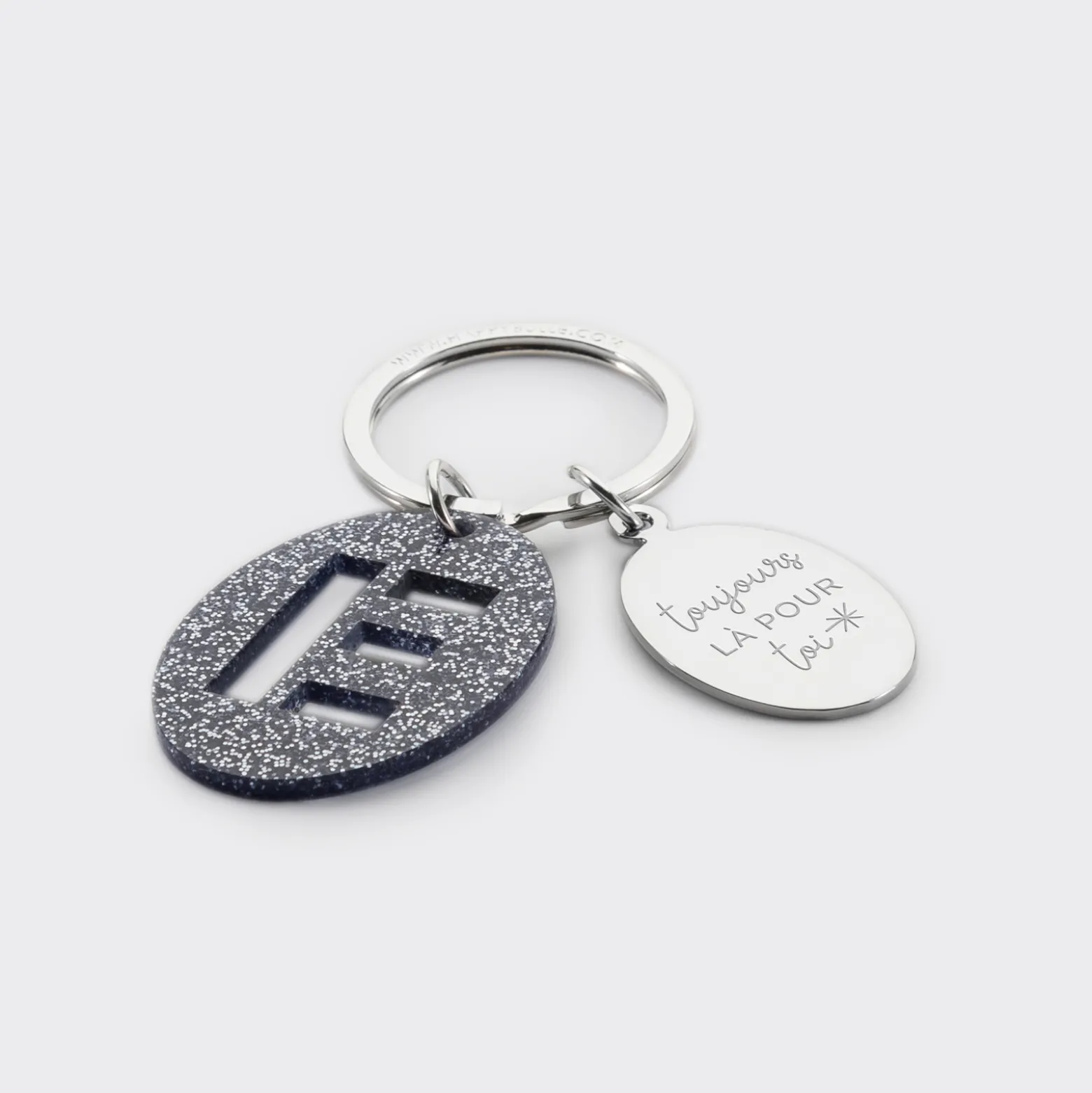 Porte-clés personnalisé médaille gravée ovale acier et breloque initiale acrylique pailleté bleu nuit