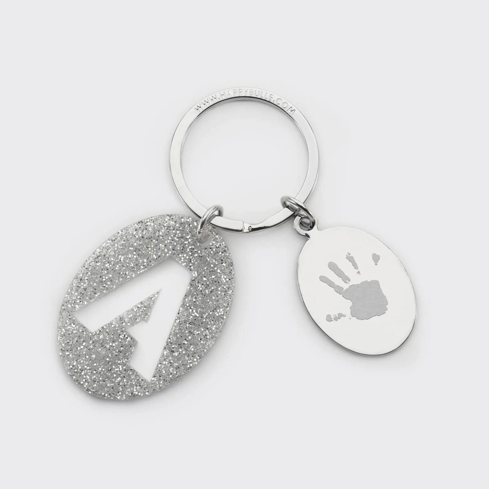 Porte-clés personnalisé médaille gravée ovale acier et breloque initiale acrylique pailleté argenté