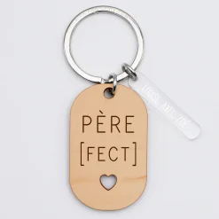 Porte-clés "Père fect" personnalisé gravé bois médaille ovale 55x35 mm et breloque acrylique 40x8 mm