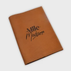 Protège passeport EVJF personnalisé cuir couleur Caramel